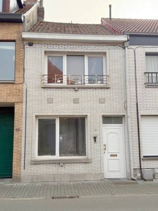 OP TE FRISSEN EIGENDOM MET BIJZONDERE INDELING<br />hal, zeer ruime voorplaats momenteel slaapkamer ,living met metalen trap naar ruimte = slaapkamer met een metalen trap naar mezzanine, + nog een aparte slaapkamer <br />verder op gelijkvloers keuken waar je in kan eten,vrij grote badkamer met ligbad   en klein terras<br />EPC 395