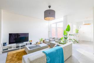 In één van de mooiste en groenste straten van Sint-Niklaas vinden we deze smaakvol gerenoveerde woning terug. De woning onderging in 2022 een ware metamorfose waarbij ze van a tot z gerenoveerd werd. <br /><br />Bij binnenkomst word je verwelkomd in een <strong>inkomhal </strong>met voldoende ruimte voor een vestiairegedeelte. Aansluitend kom je in de gezellige <strong>eet- en woonkamer</strong>, waar warmte en huiselijkheid centraal staan. De aangrenzende <strong>keuken</strong> baadt in het natuurlijk licht dankzij haar gunstige zuidoostoriëntatie en biedt voldoende ruimte voor kookliefhebbers. Naast de keuken bevindt zich een praktische <strong>berging/wasplaats</strong>. Hier heb je ook het gastentoilet. Via de keuken heb je toegang tot de knusse <strong>buitenkoer</strong>: een zonnig en charmant plekje waar je heerlijk kan ontspannen of genieten van een zomerse barbecue.<br /><br />Op de eerste verdieping bevinden zich <strong>twee verzorgde slaapkamers</strong> en een <strong>badkamer</strong> uitgerust met lavabo, ligbad/douche, en toilet. De tweede verdieping verrast met een <strong>zeer ruime zolderkamer </strong>die tal van mogelijkheden biedt. Denk aan een extra slaapkamer, hobbyruimte of thuiskantoor.<br /><br />De woning wordt verwarmd met een energiezuinige condensatieketel en beschikt over goede dakisolatie en hoogrendementsbeglazing. Bovendien is ze asbestvrij en is de elektrische installatie conform. <br /><br />Deze instapklare woning combineert stijl, comfort en functionaliteit en straalt bij elk bezoek een instant feel good-sfeer uit. Een echte buitenkans voor wie op zoek is naar een warme thuis met karakter of een zorgeloze investering. <br /><br />Interesse? Neem dan contact op via laurens@claves.be of op het nummer 0476 21 35 46.