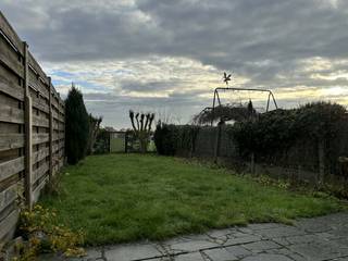 Ben je op zoek naar een betaalbare woning met veel mogelijkheden nabij het centrum van Aalbeke?Ontdek deze charmante gezinswoning met 3...