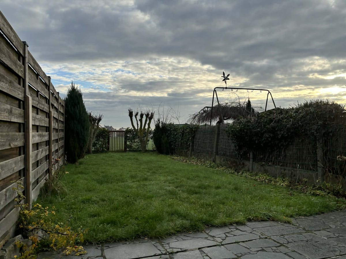 Ruime gezinswoning met tuin en veel potentieel in Aalbeke - foto 3