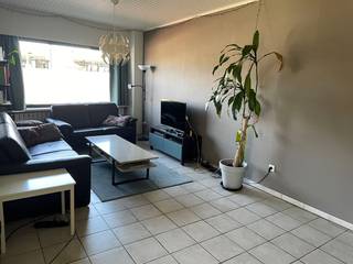 Lichtrijke, instapklare gezinswoning met 4 slaapkamers, ruime tuin en uitstekende bereikbaarheid<br /><br />Deze goed onderhouden en ruime gezinswoning is gelegen op een uitstekende locatie in Kontich-Kazerne, vlak bij het station, openbaar vervoer en de fietsostrade. De woning combineert veel leefruimte met een gezellige tuin en een uitstekende bereikbaarheid.<br /><br />Via de ruime inkomhal met gastentoilet kom je in de lichtrijke L-vormige leefruimte van ca. 36 m², voorzien van grote raampartijen. Aansluitend bevindt zich de ruime, goed uitgeruste keuken met veel werk- en opbergruimte en zicht op de tuin.<br /><br />De gezellige tuin is een echte troef en beschikt over een overdekt terras, een berging en een grote toegangspoort achteraan. Via een poortje is er bovendien rechtstreeks toegang tot de naastgelegen doodlopende zijstraat.<br /><br />Op de eerste verdieping bevinden zich 2 ruime slaapkamers, een grote badkamer met ligbad, douche en dubbele lavabo en een aparte ruimte met toilet, aansluitingen voor wasmachine en extra kastruimte. De tweede verdieping beschikt over nog 2 slaapkamers, elk met een praktische mezzanine, en een extra toilet met lavabo.<br /><br />De woning is instapklaar, heeft EPC D en de elektriciteit is conform.<br />Een ruime en veelzijdige gezinswoning met 4 slaapkamers, een heerlijke tuin en een bijzonder goede bereikbaarheid.<br /><br />Voor meer informatie of een bezoek ter plaatse, gelieve contact op te nemen <br />op het nummer : 0478/48 34 59 (geen immo) of <br />via mail : danny.verschaeren@telenet.be