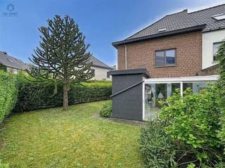 <p><span>Deze stevige, betonnen woning is gelegen in een rustige doodlopende straat, op korte afstand van het centrum van Geraardsbergen. Dankzij de centrale maar stille ligging combineert deze woning wooncomfort met een uitstekende bereikbaarheid. Het dak en de ramen werden volledig vernieuwd in 2012, wat zorgt voor een degelijke en duurzame basis.</span></p><p><span>Via de inkomhal betreedt u de woning. De gezellige leefruimte is uitgerust met een houtkachel en sluit aan op een aparte bureauruimte, ideaal voor thuiswerk of hobbys. Verder beschikt de woning over een keuken met eetplaats, die uitgeeft op de veranda met zicht op de tuin. Daarnaast zijn er op het gelijkvloers een apart toilet en een praktische bergruimte aanwezig. Er is een kelder.</span></p><p><span>Op de eerste verdieping bevinden zich drie volwaardige slaapkamers en een badkamer met lavabo en inloopdouche.</span></p><p><span>Buiten geniet u van een aangename tuin waar het rustig vertoeven is.</span></p><p><span>Troeven:</span></p><ul><li><span>Gelegen in een rustige doodlopende straat</span></li><li><span>Nabij het centrum van Geraardsbergen</span></li><li><span>Kloeke, betonnen constructie</span></li><li><span>Dak en ramen volledig vernieuwd in 2012</span></li><li><span>Gezellige leefruimte met houtkachel</span></li><li><span>Aparte bureauruimte</span></li><li><span>Kelder</span></li><li><span>Aangename tuin</span></li></ul><p><span>Een ideale woning voor wie op zoek is naar een solide gezinswoning in een rustige straat, met alle voorzieningen binnen handbereik.</span></p><p><span>Interesse? Contacteer ons voor meer informatie of een bezoek ter plaatse.</span></p>