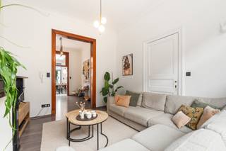 <p>Bent u op zoek naar een eigendom die méér biedt dan een klassieke woning? Dan zal deze uitzonderlijke combinatie van twee naast elkaar gelegen karakterwoningen u ongetwijfeld verrassen.</p><p></p><p>De eerste woning werd doorheen de jaren smaakvol gerenoveerd met respect voor haar authentieke charme en combineert hoge plafonds, karaktervolle elementen en hedendaags wooncomfort. De tweede woning biedt opnieuw heel wat ruimte en vormt de ideale basis om volledig naar eigen smaak af te werken of een nieuwe invulling te geven.</p><p></p><p>Beide woningen geven uit op één gezamenlijke, zonnige tuin en bieden samen een waaier aan mogelijkheden. Denk aan een combinatie van wonen en werken, een praktijk of kantoor aan huis, een zelfstandige activiteit, een investeringsproject, co-housing of kangoeroewonen. Ook wie één woning zelf wil bewonen en de tweede wil renoveren, verhuren of laten bewonen door familie, vindt hier een unieke opportuniteit.</p><p></p><p>Met een gezamenlijke bewoonbare oppervlakte van meer dan 400 m², authentieke charme, ruime volumes en een centrale ligging in Ronse is dit een eigendom die zelden op de markt komt.</p><p></p><p>Bent u op zoek naar een woning die niet alleen vandaag, maar ook in de toekomst tal van mogelijkheden biedt? Dan is dit zonder twijfel een bezoek waard.</p>