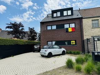 <p>Dit centraal gelegen en instapklaar gelijkvloers appartement biedt een aangename woonomgeving met alle hedendaagse comfort.</p>
<p>Het appartement beschikt over een ruime en lichtrijke woonkamer en een volledig uitgeruste keuken voorzien van een dubbele spoelbak, kookplaat, dampkap, koelkast met vriesvak, vaatwasmachine, oven en microgolfoven.</p>
<p>Er zijn twee ruime slaapkamers (12m²), een stijlvolle badkamer met dubbele lavabo, inloopdouche en ligbad en een praktische berging aanwezig.</p>
<p>Buiten geniet u van een groot terras, een mooie private tuin, een carport, een handige tuinberging en een autostaanplaats vooraan het gebouw.</p>
<p>Deze energiezuinige BEN-woning (E-peil 11) is uitgerust met zonnepanelen en vloerverwarming op aardgas, wat zorgt voor een hoog wooncomfort en lage energiekosten. Bovendien zijn een alarmsysteem, verlichting en gordijnen reeds inbegrepen.</p>
<p>Dankzij de centrale ligging geniet u van een uitstekende bereikbaarheid, met een vlotte verbinding naar de E17 en de N16. Beschikbaar vanaf 1 september 2026.</p>