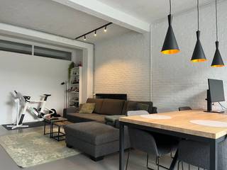 <strong>🏡 TE HUUR – Charmant gelijkvloers appartement met tuin nabij centrum Mol</strong><br /><br />Dit gezellige gelijkvloers appartement ligt in de rustige Edmond Van Hoofstraat, op wandelafstand van het centrum van Mol. 🌿<br />Het appartement werd volledig gerenoveerd en afgewerkt in een moderne industriële stijl, wat zorgt voor een warme en eigentijdse uitstraling.<br /><br />Het appartement maakt deel uit van een kleinschalig gebouw met slechts twee appartementen en werd recent volledig vernieuwd met kwalitatieve materialen en moderne toestellen.<br />Instapklaar en afgewerkt met oog voor comfort en gezelligheid.<br /><br />Indeling:<br />✨ Inkomhal met apart gastentoilet<br />✨ Lichtrijke woonkamer met aangename leefruimte<br />✨ Volledig geïnstalleerde keuken met moderne toestellen<br />✨ 1 comfortabele slaapkamer<br />✨ Badkamer met douche, wastafelmeubel en aansluiting voor wasmachine (wasplaats)<br />✨ Terras met aansluitend een zonnige tuin achteraan – perfect om te ontspannen of gezellig buiten te zitten ☀️🌱<br /><br />De grote raampartijen zorgen voor veel natuurlijke lichtinval en een mooi zicht op de tuin, waardoor de leefruimte extra aangenaam aanvoelt.<br /><br />Extra troeven:<br />🚗 Autostaanplaats voor het gebouw<br />🚲 Gemeenschappelijke fietsenberging<br />🔨 Volledig gerenoveerd appartement met nieuwe keuken en toestellen<br />📍 Rustige ligging op wandelafstand van winkels, horeca en openbaar vervoer<br /><br />Interesse om hier te wonen?<br />📞 Contacteer ons gerust voor meer informatie of een bezichtiging – we laten je dit appartement graag zelf ontdekken!