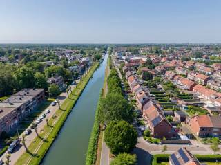 Meer foto's, video's en alle informatie vindt u op de website van KOP IMMO.In de gegeerde Bloemenwijk van Schoten, vlak naast het kanaal...