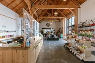 <p><strong><span>TE KOOP – Commercieel hoevepand met woonst op toplocatie</span></strong><br /><span>📍 Oostendestraat 277, Torhout<br /><br />📞 Contacteer Simon via 0498/123.708<br />📧 simon@vicusvastgoed.be<br /></span></p>
<p><span>Wij bieden een uitzonderlijk commercieel hoevepand te koop aan, ideaal voor landbouwers, hoevewinkels, producenten of ondernemers die hun producten rechtstreeks aan klanten willen aanbieden.</span></p>
<p><span>Deze eigendom is gelegen op een uitstekende zichtlocatie langs een drukke verbindingsweg en combineert wonen, ondernemen en uitbreidingspotentieel in één unieke site.</span></p>
<p><span>De site omvat:</span></p>
<ul>
<li><span>een handelsruimte / hoevewinkel met commerciële uitstraling,</span></li>
<li><span>een aparte woonst,</span></li>
<li><span>een vernieuwd commercieel hoevegebouw,</span></li>
<li><span>atelier- en stockageruimtes,</span></li>
<li><span>ruime parkeermogelijkheden voor klanten.</span></li>
</ul>
<p><span>Momenteel wordt het pand succesvol uitgebaat als hoeveverkoop van bloemen en geniet het reeds van een gevestigde naam en sterke commerciële visibiliteit.</span></p>
<p><span>De totale oppervlakte van woning, winkel en bijgebouwen bedraagt </span><strong><span>9.780 m²</span></strong><span>. Daarnaast bestaat de mogelijkheid om bijkomende weilanden aan te kopen met een oppervlakte van </span><strong><span>46.591 m²</span></strong><span>, waardoor het volledige perceel kan uitbreiden tot maar liefst </span><strong><span>56.310 m²</span></strong><span>.<br /><br />De woning is bovendien bijzonder geschikt als kangoeroewoning.<br /></span></p>
<p><span>Deze eigendom biedt tal van mogelijkheden voor:</span></p>
<ul>
<li><span>hoeveverkoop,</span></li>
<li><span>korte keten-verkoop,</span></li>
<li><span>streekproducten,</span></li>
<li><span>landbouwactiviteiten met rechtstreekse verkoop,</span></li>
<li><span>atelier of verwerkingsruimte,</span></li>
<li><span>combinatie wonen en ondernemen,</span></li>
<li><span>andere commerciële invullingen afhankelijk van bestemming en plannen.</span></li>
</ul>
<p><span>Dankzij de sterke zichtbaarheid langs de baan vormt dit een ideale locatie voor ondernemers die hun activiteiten professioneel willen uitbouwen in een toegankelijke en commerciële omgeving.</span></p>
<p><span>Bij interesse of indien u bijkomende informatie wenst, vernemen wij dit graag.</span></p>
<p><span>📞 Contacteer Simon via 0498/123.708</span><br /><span>📧 </span><span>simon@vicusvastgoed.be</span></p>