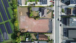 De voormalige thuisbasis van Dovy Keukens maakt plaats voor een nieuw te bouwen casco handelsruimte/showroom/kantoren met 19 parkeerplaatsen. Fantastisch gelegen langs de commerciële Meensesteenweg in Roeselare.<br /><br />Dit commercieel gebouw beschikt over een open ruimte met een vrije hoogte van 4,70 m en grote glaspartijen aan de voorzijde en zijkant voor een zeer goede visibiliteit. Aan de achterzijde is een sectionale poort voorzien van 4 m B x 4 m H. Dankzij de casco-oplevering heeft u de flexibiliteit om de ruimte volledig aan te passen aan uw specifiek wensen en behoeften. Tevens beschikt het bedrijfsgebouw over 19 parkeerplaatsen en een aangelegde groenzone.<br /><br />Dankzij de strategische ligging nabij de E403 afrit 6 (Roeselare-Rumbeke) geniet u van een uitstekende bereikbaarheid.<br /><br />Beschikbaar vanaf <strong>Q1 2027</strong>.<br /><br />Contacteer <strong>PANORAMA B2B</strong> voor bijkomende inlichtingen of een vrijblijvend plaatsbezoek<strong> 050 300 800</strong>.