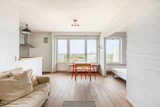 <span>Quares - TREVI Groep presenteert :<br /><br />Indeling</span>:<br />
<p>Op de 12de verdieping van een residentie met 15 verdiepingen bevindt zich deze praktisch ingedeelde studio-appartement van circa 41 m², gelegen in de residentiële en groene wijk Pulhof in Berchem. De studio combineert een compacte woonindeling met een aangenaam open uitzicht en een aansluitend terras.</p>
<p>De studio omvat een inkomhal, een open keuken met aansluitende leefruimte, een slaapgedeelte en een afzonderlijke badkamer. De leefruimte staat rechtstreeks in verbinding met het terras en geniet dankzij de ligging op de 12de verdieping van een mooi en open uitzicht.</p>
<p>Het slaapgedeelte bevindt zich aansluitend bij de leefruimte en is momenteel niet volledig afgescheiden. Dit kan desgewenst eenvoudig verder worden ingericht, bijvoorbeeld met een schuifdeur, zodat een meer afgescheiden slaapzone ontstaat. Het slaapgedeelte beschikt over een raam en een praktische inbouwkast.</p>
<p>De open keuken is geïntegreerd in de leefruimte en biedt de mogelijkheid om naar eigen smaak te worden gemoderniseerd. Ook de afzonderlijke badkamer, uitgerust met een douche in bad en toilet, kan een opfrissing gebruiken.</p>
<p>De studio beschikt over EPC-label B en is asbestveilig.</p>
<p>De maandelijkse gemeenschappelijke kosten bedragen circa € 210, waarvan ongeveer € 30 voor het reservekapitaal en € 180 voor het werkkapitaal. In deze kosten zijn onder meer water en gas inbegrepen; het privatieve verbruik wordt via de mede-eigendom verrekend.</p>
<p><span>Omgeving</span>:</p>
<p>De studio bevindt zich in de residentiële wijk Pulhof, een rustige en groene omgeving met een vlotte bereikbaarheid. In de nabije omgeving vindt u winkels, handelszaken, scholen, parken en sportfaciliteiten. Ook het openbaar vervoer en de belangrijkste invalswegen zijn gemakkelijk bereikbaar. Hierdoor zijn zowel het centrum van Antwerpen als de omliggende gemeenten vlot toegankelijk.</p>
<p>De groene omgeving vormt een bijkomende troef, met onder meer Park Den Brandt en Middelheim op korte afstand.<br /><br />Stedenbouwkundige inlichtingen en bodemattest in aanvraag.<br /><br /></p>