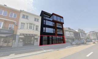 Ruim handelspand met uitzonderlijke oppervlakte in het centrum van Mol

Op een uitstekende commerciële ligging in het centrum van Mol bevindt zich dit zeer ruime handelspand met een totale oppervlakte van 682 m², verdeeld over meerdere niveaus. Dankzij de centrale ligging geniet het pand van een sterke zichtbaarheid en een vlotte bereikbaarheid voor klanten.

Het handelspand is opgevat als een duplex en biedt tal van mogelijkheden voor uiteenlopende commerciële activiteiten.

Op het gelijkvloers (391 m² + 3,5m²) bevindt zich de handelsruimte met etalage en inkom. 

Het niveau -1 biedt een zeer grote open ruimte met bijkomend een keuken, sanitair en een extra opslagruimte van 28,5 m². Dankzij de interne verbinding tussen de twee niveaus vormt het geheel één functioneel en coherent handelspand.

📞 Interesse of wens je meer informatie? Neem gerust contact op voor meer informatie of een bezoek ter plaatse.