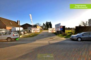 Cette maison BEN est située dans une rue latérale de la route d'accès à Ronse en venant de Brakel, vous trouverez ce tout nouveau lotissement ! Il se trouve à seulement 5 minutes du centre ville animé de Ronse, avec ses nombreux restaurants et magasins, ses écoles et ses transports en commun.<br /><br />Au total, 15 maisons BEN contemporaines seront construites dans ce quartier peu fréquenté, accessible uniquement aux résidents et bénéficiant d'un cadre de vie agréable grâce à la zone verte commune. Le quartier dispose d'un grand nombre de places de parking, puisque pas moins de 32 carports privés, 8 places de parking privées et des places de parking pour les visiteurs sont prévus.<br /><br />La propriété se compose comme suit : un hall d'entrée spacieux, des toilettes séparées, un espace de vie ouvert avec cuisine et un débarras séparé. Au 1er étage, il y a 3 chambres à coucher, une salle de bains, le hall de nuit, un WC séparé et un local technique. Il y a également un jardin privé avec terrasse !<br /><br />Promotion temporaire : les 2 premiers clients qui achètent une propriété dans ce projet recevront une place de parking GRATUITE ! Prenez bientôt rendez-vous et découvrez tous les détails. De plus, en tant qu'acheteur, vous avez votre mot à dire dans le choix des matériaux pour la salle de bain, la cuisine, le carrelage, etc.<br />Intéressé(e) ? Contactez Kyamo De Smet : 0479 06 13 71