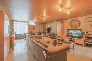 Deze halfopen woning bevindt zicht in Emelgem op een rustige ligging en toch vlakbij centrum Izegem, supermarkt, ... De woning biedt - mits een...