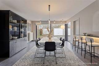 Gelijkvloers 2-slaapkamer appartement met handelsruimte in hartje NeveleDit instapklare gelijkvloers appartement met twee slaapkamers en polyvalente...