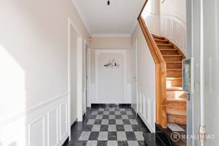 Deze ruime gezinswoning ligt in de Arendswijk in Harelbeke. De woning biedt een praktische indeling, veel ruimte en heel wat mogelijkheden om ze naar eigen smaak op te frissen. Met een bewoonbare oppervlakte van 162 m² op een perceel van 303 m² is dit een sterke basis voor een gezinswoning.<br /><br /><u><strong>Indeling</strong></u><br />Je komt binnen via de inkomhal met gastentoilet. De leefruimte bestaat uit living, eetplaats en keuken in één open geheel.<br />Daarnaast is er nog een extra polyvalente ruimte met een aparte ingang. Deze ruimte kan dienen als bureau, hobbyruimte, praktijkruimte of extra leefruimte.<br />Op de eerste verdieping bevinden zich drie slaapkamers en een badkamer.<br />De woning beschikt ook over een ruime droge kelder. Daarnaast is er een geïsoleerde zolder die extra opslagruimte biedt.<br />Achteraan ligt een volledig afgesloten tuin met uitweg. Daar bevindt zich ook de garage met plaats voor één wagen en heel wat extra opbergruimte.<br /><br /><u><strong>Technisch</strong></u><br />Er zijn zonnepanelen aanwezig, grotendeels dubbele beglazing. Voor de woning geldt een renovatieverplichting, mits het isoleren van het dak van de polyvalente ruimte (21m²) kom je al terecht in een EPC van D.<br /><br /><u><strong>Troeven</strong></u><br />• Rustige ligging in de Arendswijk<br />• 162 m² bewoonbare oppervlakte<br />• Polyvalente ruimte met aparte ingang<br />• Afgesloten tuin met uitweg en garage achteraan<br />• Zonnepanelen aanwezig<br /><br />Contact<br />Meer info of een bezoek ter plaatse? Contacteer Beau op 0494/521962 of via beau@real-immo.be.