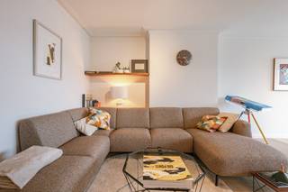 Vivre avec style au bord de l’eau, au cœur de Gand<br /><br />Idéalement situé le long du Nieuwbrugkaai, à proximité de Portus Ganda et à distance de marche du centre-ville animé, cet appartement prêt à emménager et rénové avec goût vous séduira immédiatement. Vous y profitez chaque jour d’une vue dégagée sur l’eau, d’une belle luminosité et d’un environnement calme, tout en ayant commerces, services et restaurants à portée de main.<br /><br />L’appartement se trouve au deuxième étage de la Résidence Toledo et offre une superficie habitable d’environ 100 m². Il a été récemment entièrement rénové avec un grand souci du détail et des finitions haut de gamme. Des matériaux durables et de qualité ont été utilisés, tels que placage en noyer, plans de travail en mortex, parquet et électroménagers premium. De plus, l’appartement dispose d’un label énergétique EPC A.<br /><br />Disposition<br /><br />Vous accédez à l’appartement par un hall d’entrée avec vestiaire. Depuis cet espace central, vous rejoignez deux chambres spacieuses situées à l’arrière au calme, une salle de bain moderne, un WC séparé et un espace de rangement pratique. Les deux chambres sont équipées d’armoires sur mesure, et la chambre de gauche donne accès à la terrasse arrière avec un local de rangement extérieur.<br /><br />Le débarras intérieur offre de nombreux espaces de stockage et dispose des raccordements pour une machine à laver et un sèche-linge.<br /><br />Le séjour, très lumineux et ouvert, bénéficie de grandes baies vitrées sur toute la largeur, offrant une vue agréable et dégagée sur les environs. Bref, un pied-à-terre idéal offrant une expérience de vie unique.<br /><br />Pour plus d’informations et/ou une visite, CONTACTEZ LAURA au +32 473 41 35 62 ou par mail à info@vicusvastgoed.be