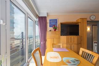 Op een <strong>uitstekende en centrale ligging in Middelkerke</strong>, in <strong>Residentie Costa Del Sol</strong> aan de Alexander Ponchonstraat 18, bevindt zich deze <strong>ruime studio met terras en zijdelings zeezicht.</strong> Dankzij de gunstige ligging bevinden het <strong>strand, de Zeedijk, het casino, winkels, restaurants en het openbaar vervoer</strong> zich allemaal op wandelafstand.<br /><br />De studio biedt <strong>heel wat potentieel</strong> en vormt een ideale basis voor wie de woning volledig naar eigen smaak en wensen wil moderniseren. De combinatie van de ruime indeling, het terras en de centrale ligging maakt deze eigendom bijzonder interessant als <strong>tweede verblijf aan zee, vaste woonst of investering voor jaar- of vakantieverhuur.</strong><br /><br />De studio beschikt over een <strong>ruime en lichtrijke leefruimte</strong>, waarin een <strong>praktisch kastbed voor twee personen</strong> is geïntegreerd. Hierdoor kan de beschikbare ruimte overdag optimaal worden benut zonder in te boeten aan slaapcomfort. Aansluitend bevindt zich de keuken, uitgerust met de nodige toestellen. Vanuit de keuken heeft u rechtstreeks toegang tot het <strong>terras van ca. 4 m²</strong>, waar u kunt genieten van de zon en een <strong>mooi zijdelings uitzicht op zee.</strong><br /><br />Verder beschikt de studio over een <strong>badkamer met douche en wasmeubel</strong>, evenals een <strong>aansluiting voor een wasmachine</strong>. Het toilet bevindt zich afzonderlijk, wat voor extra comfort zorgt.<br /><br />De woning is voorzien van<strong> pvc-schrijnwerk met dubbele beglazing</strong> en beschikt over een gunstig <u><strong>EPC-label B</strong></u>. Daarnaast is er in de residentie een <strong>gemeenschappelijke fietsenberging</strong> aanwezig.<br /><br />Een bijkomende troef is de mogelijkheid om <u><strong>optioneel een garagebox aan te kopen voor € 50.000 in Residentie Concerto</strong></u>, gelegen op wandelafstand van de studio.<br /><br />Deze eigendom is een interessante opportuniteit voor wie op zoek is naar een <strong>ruime studio te koop in Middelkerke</strong>, met <strong>terras</strong>, <strong>zijdelings zeezicht en een uitstekende ligging vlak bij het strand</strong>, én de mogelijkheid om het interieur volledig naar eigen smaak te moderniseren.<br /><br /><strong>Troeven:</strong>
<ul>
<li>Ruime studio met veel potentieel</li>
<li>Kastbed voor 2 personen</li>
<li>Terras van ca. 4 m²</li>
<li>Zijdelings zeezicht</li>
<li>Centrale ligging in Middelkerke</li>
<li>Strand en Zeedijk op wandelafstand</li>
<li>Vlak bij casino, winkels, horeca en openbaar vervoer</li>
<li>Pvc-schrijnwerk met dubbele beglazing</li>
<li>Gemeenschappelijke fietsenberging</li>
<li>EPC-label B</li>
<li>Garagebox optioneel aan te kopen op wandelafstand voor € 50.000</li>
</ul>
<br /><strong>Wenst u deze studio zelf te ontdekken?</strong> Neem gerust contact op met ons kantoor voor meer informatie of om een bezoek ter plaatse in te plannen. Wij helpen u graag verder!