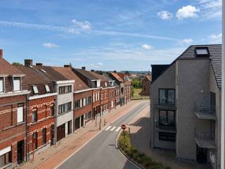 Aangenaam INSTAPKLAAR APPARTEMENT met TWEE SLAAPKAMERS, nabij het centrum van Ronse. Een dakappartement in een kleinschalig appartementsgebouw . De gezellige leefruimte geniet van een aangename lichtinval en sluit aan op de praktisch ingerichte keuken. Verder beschikt het appartement over TWEE VOLWAARDIGE SLAAPKAMERS. Het CENTRUM, OPENBAAR VERVOER, SCHOLEN en ZIEKENHUIS bevinden zich op wandelafstand of in de directe omgeving. Kortom, een INSTAPKLARE en BUDGETVRIENDELIJKE thuisbasis of interessante OPBRENGSTEIGENDOM in Ronse.<br /><br />Adres: Sint-Ambrosiusstraat 40 bus 303 te Ronse<br /><br />Geen renovatieplicht van toepassing; P-score: A, G-score: A; Bestuursmaatregelen in maatregelenregister: neen; Vrij bij akte.