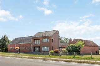 <p><span>Woning op 3941m2 met enorm potentieel!</span></p><p><span> </span></p><p><span>Belangrijkste troeven:</span></p><p><span>- Woning met veel ruimte en enorm potentieel</span></p><p><span>- Aanpalende stal van ca 120m2</span></p><p><span>- Ramen reeds vernieuwd</span></p><p><span>- Uitstekend onderhouden</span></p><p><span>- Perceel van 3941m2 met ca 65m straatbreedte</span></p><p><span>- Ruime bijgebouwen aanwezig (schuur, garage, tuinberging)</span></p><p><span>- Rustige, groene achterliggende omgeving</span></p><p><span> </span></p><p><span>Bekijk zeker ook onze grondplannen met de afmetingen. Zo krijgt u van thuis uit al een perfect beeld van wat deze woning te bieden heeft!</span></p><p><span> </span></p><p><span>Wenst u meer info of een vrijblijvende bezichtiging, contacteer dan ons kantoor op het nummer 014 39 99 99 en wij helpen u graag verder.</span></p>