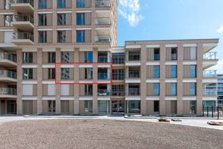 <ul>
	<li>Dit nieuwbouw appartement is gelegen langs de Troonstraat te Oostende, in het gegeerde <strong>complex O'Sea.</strong></li>
	<li>Het appartement is rustig gelegen maar slechts 50 meter verwijderd van het mooiste stukje <strong>strand</strong>.</li>
	<li>Gezien de grote raampartijen en de gunstige oriëntatie geniet het appartement van een open zicht en zeer veel <strong>natuurlijk daglicht en zon.</strong></li>
	<li>De indeling is als volgt: inkom, leefruimte met open keuken,<strong> ruim terras</strong>, twee slaapkamers, twee badkamers en berging.</li>
	<li>Het appartement is voorzien van alle nieuwe technieken en geniet een <strong>kwalitatieve afwerking.</strong></li>
	<li>Bijkomend aan te kopen, berging: €6.700 &amp; <strong>overdekte autostaanplaats</strong>: €42.000</li>
	<li>Tevens is er een mogelijkheid tot aankoop van de meubelen.</li>
	<li>Deze verkoopt valt onder het stelsel van <strong>BTW</strong>.</li>
</ul>