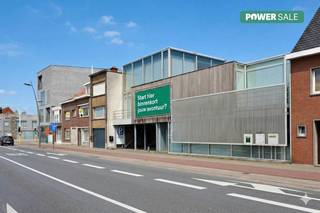 In de Noordlaan te Roeselare, een van de belangrijkste invalswegen van deze bruisende stad, vinden we dit uniek kantoorgebouw terug. Het gebouw bestaat uit een kantoorruimte van ca. 105m² op het gelijkvloers en een appartement van ca. 280m² op de eerste verdieping. <br />Beide entiteiten zijn volledig gescheiden.<br /><br />Indeling van het kantoor:<br />- beveiligde inkomsas<br />- kantoorruimte met balie<br />- 3 aparte burelen<br />- kitchenette <br />- toilet<br /><br />Indeling van het appartement/loft:<br />- privatieve inkomhal<br />- technische berging<br /><br />Eerste verdieping<br />- lichtrijke woonkamer met zit- en eetruimte<br />- open keuken met grote aanpalende berging<br />- badkamer met toilet, douche en wastafel<br />- slaapkamer<br />- riant zongericht terras <br /><br />Tweede verdieping<br />- toilet<br />- 2 slaapkamers<br />- berging met cv-installatie<br /><br />Troeven van deze kantoorruimte met woonst:<br />- centrale ligging nabij centrum Roeselare<br />- belangrijke invalsweg waardoor optimale zichtbaarheid<br />- ruime parking voor klanten<br />- unieke woonervaring in de lichtrijke loft<br /><br />Dit pand kan onderhevig zijn aan de renovatieverplichting die door de Vlaamse overheid wordt opgelegd voor niet-residentiële gebouwen. Consulteer voor meer informatie de website van het Vlaams Energie- en Klimaatagentschap via https://www.energiesparen.be/nr/renovatieverplichting.<br /><br />Op zoek naar een uniek kantoor met woonst te Roeselare? Neem dan vandaag nog contact op!<br /><br />