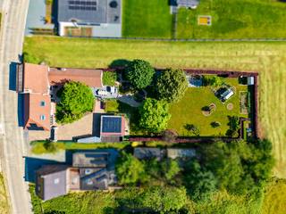 <span>Op een RUSTIGE EN GROENE LIGGING in Zottegem bevindt zich dit CHARMANT EN ZEER RUIM LANDHUIS, omgeven door een SUBLIEM AANGELEGDE TUIN met KOI-VIJVER, VERSCHILLENDE TERRASSEN en sfeervolle hoekjes om van de natuur te genieten. De woning combineert een UITZONDERLIJK WOONVOLUME met een HOOGWAARDIGE AFWERKING en een DOORDACHTE INDELING, waardoor ze perfect geschikt is voor GROTE GEZINNEN, een COMBINATIE VAN WONEN EN WERKEN, of voor wie simpelweg op zoek is naar COMFORT EN RUST. Het gelijkvloers straalt RUIMTE EN LICHT uit en werd met veel zorg en oog voor detail ingericht. Bovendien zorgen de ZONNEPANELEN en een LAADPAAL VOOR ELEKTRISCHE WAGENS ervoor dat deze woning ook op energetisch vlak volledig TOEKOMSTGERICHT is. De IDEALE LIGGING, gecombineerd met een VERZORGD INTERIEUR, een IDYLLISCHE BUITENRUIMTE en een UITSTEKEND ONDERHOUD, maken van dit pand een ZELDZAME EN COMPLEET UITGERUSTE EIGENDOM binnen het huidige vastgoedaanbod.</span><br />Het gelijkvloers omvat een volwaardige bureauruimte met aparte inkom, ideaal voor vrije beroepen of thuiswerkers. Verder vindt u er een bijkeuken, een tweede bureauruimte met apart toilet, een wasplaats, een stijlvol ingerichte leefruimte met grote raampartijen en een open, volledig ingerichte keuken met Miele toestellen. Ook een luxueuze badkamer, een apart gastentoilet, een gelijkvloerse slaapkamer en een ruime dressing maken deel uit van deze comfortabele gelijkvloerse verdieping. Op de eerste verdieping leidt een brede nachthal naar maar liefst 5 volwaardige slaapkamers, een 3de toilet, een extra dressing of bergruimte en een zeer ruime zolder. <br />Buitenshuis wordt u verwelkomd via een brede oprit met elektrische poort, die leidt naar een dubbele garage. De prachtig ontworpen tuin is een absolute blikvanger: verzorgde groenpartijen, een koivijver, zonnige en schaduwrijke terrassen en een afzonderlijk bijgebouw ingericht als atelier vormen samen een oase van rust en natuur. <br /><br />Adres: Sonseindestraat 47 te Zottegem<br /><br />EPC: 168 kWh/m², G-score + P-score B, Geen renovatieverplichting van toepassing.
