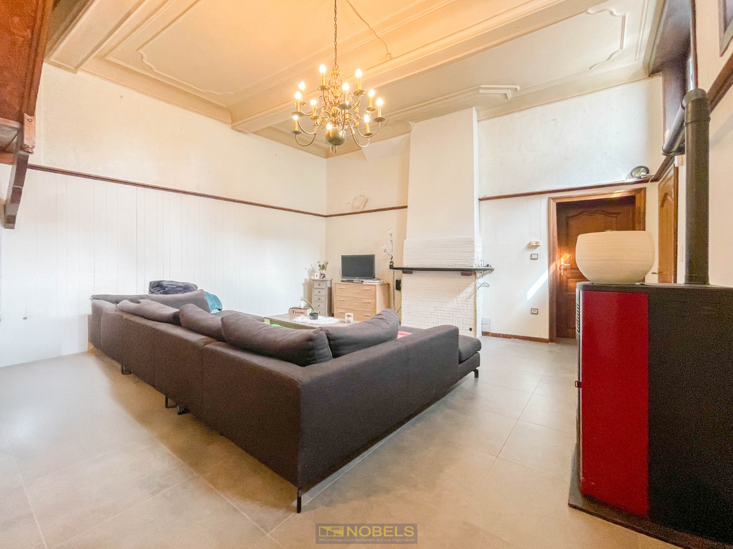 Te koop, verrassend ruime stadswoning met gezellig koertje te Ronse - foto 1