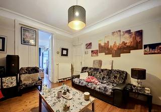 <p>We Invest heeft het genoegen u deze prachtige duplex voor te stellen, gelegen op de bovenste verdieping van een kleine mede-eigendom zonder lasten. Het gebouw geniet van een strategische ligging, in een rustige straat in het hart van Schaarbeek.<span></span></p>
<p>Op de 2de verdieping is het appartement als volgt ingedeeld: woonkamer, ouderlijke slaapkamer, dressing, eetkamer, kitchenette en doucheruimte.</p>
<p>Op de bovenverdieping vindt u drie slaapkamers, waarvan één met een kleine mezzanine. Mogelijkheid tot 4 slaapkamers of een mooie leefruimte en 3 slaapkamers op de verdieping.</p>
<p>Houd er rekening mee dat de woning enige opfrissingswerken en een herindeling van de ruimtes vereist. Elektriciteit dient in overeenstemming te worden gebracht.</p>
<p>EPB > G - CO2: 171 kg/(m².jaar) - 854 [kWhEP/(m².jaar)].</p>
<p>Desondanks blijft het potentieel enorm, zowel voor eigen bewoning als voor een investeringsproject.</p>
<p>Inlichtingen en bezoeken: maxime.l@weinvest.be | 02 315 77 22.</p>
<br />Elektrische installatie niet conform.<br /><br />Een opportuniteit die u snel moet ontdekken!