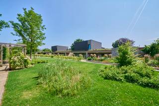 <p><strong>Laatste tuinloft te koop!<br />Exclusief wonen bij Amoer. Kom op beleving in dit unieke project!</strong><br /><br />Het woonconcept AMOER situeert zich vlak naast het centrum van Hasselt. In het binnengebied tussen de Alverbergstraat en de Oude Kuringerbaan (Heilig Hartwijk) schuilen <strong>zes exclusieve tuinlofts, zeven appartementen en een ondergrondse parkeergarage</strong> in de schaduw van een oude moerbeiboom. <br /><br />Amoer herbergt zes exclusieve tuinlofts met twee of drie slaapkamers. Twee woningen krijgen een extra verdieping, de andere vier zijn volledig gelijkvloers. Deze vormen zo een thuis waar je levenslang kan wonen. De inwoners van Amoer krijgen een belevingstuin midden in de stad. Alle woningen zijn BEN-woningen met een e-peil van nul, waardoor je 5 jaar geen KI moet betalen.<br /><br /><span><strong>Laatste tuinloft A.005</strong></span><br /><strong>Gelijkvloerse woning met extra verdiep:</strong><br />- moderne architectuur<br />- top afwerking en hoge afwerkingsbudgetten voorzien*<br />- ruimtelijk gevoel door open karakter<br />- bruto woonoppervlakte 200m²<br />- terras: 39m²<br />- 3 slaapkamers waarvan 1 gelijkvloers<br />- 1 badkamer gelijkvloers en 1 douchecel op verdieping<br />- hoogwaardig afgewerkte keuken<br />- aparte berging<br />- zichtbare betonstructuur<br />- plafonds van 2m90<br />- gebruik van natuurlijke materialen<br />- vloerverwarming + vloerkoeling standaard aanwezig<br />- warmtepomp<br />- ventilatiesysteem type D<br />- zonnepanelen voor iedere woning<br />- ruime ondergrondse parkeerplaats<br />- het comfort van een woning maar het onderhoud van een appartement<br /><br />Vermelde prijs is exclusief ondergrondse parkeerplaats, registratie, btw en notariskosten.<br /><br /><em>*Getoonde r<span>enders zijn </span><span>ter </span><span>illustratie </span><span>van </span><span>de </span><span>uitvoering </span><span>zoals </span><span>voorzien.</span></em><br /><br />Wij ontzorgen je ook voor <strong>de verkoop</strong> van <strong>je huidige woning</strong>! Voor meer uitleg helpen we je graag verder.</p>
