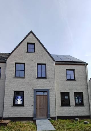 Découvrez quatre maisons jumelées neuves (lots 6, 11, 15, 16) dans la Zilverbergstraat à Desselgem, une sous-commune calme de Waregem à proximité...