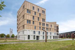 <p><span>Gelegen in de nieuwe stadswijk ‘KanaalPark’, in de groene stad aan het water Vilvoorde en vlakbij het centrum van Brussel, zijn wij verheugd dit verrassend ruime appartement met terras te koop aan te bieden. Dankzij de uitstekende bereikbaarheid en de vlotte verbinding met de belangrijkste invalswegen geniet u hier van een unieke combinatie van rust, groen en stedelijke dynamiek. </span></p><p><span>Dit energiezuinige appartement bevindt zich op de derde verdieping van de residentie Nobel 1, die in 2023 werd gerealiseerd door de gerenommeerde projectontwikkelaar ViRiX en ontworpen door architecten Styfhals. </span></p><p><span>Met een bewoonbare oppervlakte van maar liefst 117 m² beschikt het appartement over een inkomhal met vestiaire, een gastentoilet, een volledig uitgeruste badkamer en een ruime leefruimte met een maximale lichtinval en directe toegang tot het terras met uitzicht over het Zeekanaal. Verder is er een volledig ingerichte keuken met aansluitend een praktische berging en zijn er twee volwaardige slaapkamers aanwezig.</span></p><p><span>Toekomstige bewoners kunnen bovendien genieten van een privatieve binnentuin en het 3-Fonteinenpark aan de overzijde van het kanaal. </span></p><p><span>Kortom, een ware opportuniteit voor wie energiezuinig, ruim, tijdloos en luxueus wenst te wonen op een toplocatie nabij Brussel. Kom zeker eens een kijkje nemen, u bent van harte welkom!</span></p><p><span>Alle appartementen zijn volledig afgewerkt, inclusief vloerverwarming, een volledig ingerichte keuken, sanitaire toestellen, parketvloeren, wandbetegeling en binnendeuren. Een parkeerplaats in de ondergrondse parkeergarage is optioneel aan te kopen voor €26.750 excl. btw. Er zijn zowel ondergrondse als bovengrondse fietsenstallingen voorzien, evenals praktische fietskluizen. Tevens uitermate geschikt als waardevaste vastgoedinvestering met opwaarts potentieel. Voor snelle beslissers!</span></p><p><span> </span></p>