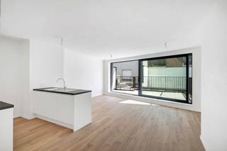 Cet appartement à haut rendement énergétique avec pompe à chaleur, chauffage par le sol et panneaux solaires est situé au centre d'une petite résidence récemment construite à Heist-aan-Zee, à distance de marche de la promenade.<br /><br />L'agencement pratique comprend une salle de séjour lumineuse avec une cuisine ouverte, entièrement finie et équipée de tous les appareils modernes. À côté se trouvent un débarras, des toilettes séparées pour les invités, une salle de bains avec douche à l'italienne et deux chambres de taille normale, chacune pouvant accueillir un lit double.<br /><br />L'appartement, situé au premier étage, dispose d'une généreuse terrasse orientée au sud.<br /><br />Possibilité d'acheter ce bien en-dessous du régime des droits d'enrégistrement sur la valeur du terrain et la TVA sur la valeur de la construction.<br /><br />Une cave privée et un local à vélos commun sont disponibles dans l'immeuble.