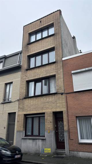 <p><span>Dit gebouw is onderverdeeld in 4 appartementen, eentje per verdieping. Het omvat telkens een leefruimte met een slaapkamer, keuken en badkamer. Alle appartementen zijn verhuurd. Dak en achtergevel werden vernieuwd en geïsoleerd, pvc ramen met dubbele beglazing zijn van 2002. Gasinstallatie met Vaillant ketels en radiatoren, water en elektriciteit zijn apart. Epc attesten: C, B, C, D en gd. Volledig asbestvrij. Het statusrapport van vermoeden van vergunning geeft aan dat het bestaande aantal woonentiteiten (4) voldoende is bewezen.</span></p>