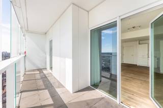 <span><span>Quares - TREVI Groep presenteert:<br />Indeling:<br /></span></span>
<p>Dit lichtrijke éénslaapkamerappartement bevindt zich op de 15de verdieping van een residentie met 20 verdiepingen en biedt een bewoonbare oppervlakte van 59 m². Dankzij de hoge ligging geniet u van een aangenaam open uitzicht en een overvloed aan natuurlijke lichtinval. Het gebouw/appartement is toegankelijk voor mindervaliden en beschikt over een functionele indeling met een leefruimte, een aparte slaapkamer, een badkamer, een keuken en wasruimte/bergruimte. Vanuit de leefruimte heeft u toegang tot het terras van 10 m², waar u in alle rust kunt genieten van de buitenruimte. De parketvloer zorgt voor een warme en tijdloze uitstraling. Verder scoort het appartement uitstekend op vlak van energiezuinigheid met een EPC-label A en is de elektriciteitsinstallatie conform de huidige regelgeving. Het pand bevindt zich in een verzorgde residentie en biedt een uitstekende basis om op te frissen. <strong>Een autostaanplaats dient verplicht mee aangekocht te worden aan € 25.000.</strong> Aparte kelderberging en fietsenstalling aanwezig.</p>
<p></p>
<p><span>Omgeving:</span></p>
<p>Het appartement geniet van een gunstige ligging met een vlotte bereikbaarheid en alle dagelijkse voorzieningen binnen handbereik. Winkels, supermarkten, openbaar vervoer, scholen en recreatiemogelijkheden bevinden zich in de nabije omgeving, wat zorgt voor een comfortabel en praktisch wooncomfort. Dankzij de centrale ligging combineert u het gemak van stedelijke voorzieningen met een aangename woonomgeving. Bovendien biedt de hogere verdieping een gevoel van rust en privacy, terwijl u toch dicht bij alle faciliteiten bent die het dagelijks leven aangenaam maken.</p>