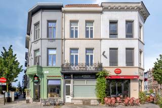 <strong>Woning met opslagruimte / kleine werkruimte op het gelijkvloers op de Troonplaats in Antwerpen.</strong><br /><br /><strong>Omschrijving:</strong><br />Gelegen op een levendige en aantrekkelijke locatie aan de Troonplaats in Antwerpen, deze woning biedt een aangename combinatie van ruime leefruimtes en praktische bergruimte.<br /><br />Het gelijkvloers beschikt over een opslagruimte / kleine werkruimte met ingemaakte kasten, een apart toilet en handenwasser. Deze ruimte is <strong>ideaal voor stockage, hobby's of het uitoefenen van een niet-commerciële activiteit</strong>. Vanuit de opslagruimte is er tevens toegang tot de kelder. <br />Op het eerste verdiep, <strong>ruime keuken</strong> met aansluitende eetkamer, een praktische wasplaats en een balkon.<br />Op de tweede verdieping vinden we de woonkamer en de badkamer met douche.<br />En tenslotte, een <strong>volledig ingerichte zolder als slaapkamer.</strong><br /><br /><strong>Ligging:</strong><br />Gelegen aan de Troonplaats in Antwerpen, een levendige en populaire buurt met een <strong>aangename mix van residentiële bebouwing, winkels, horeca en lokale handelszaken. </strong>De omgeving biedt een gezellige dynamiek en is dankzij de <strong>centrale ligging vlot bereikbaar.</strong> Vlak aan openbaar vervoer, vélostations en belangrijkste verbindingswegen!