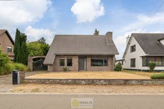<strong>EENGEZINSWONING MET 4 SLAAPKAMERS OP EEN AANGENAAM PERCEEL VAN 8A 71CA! De woning omvat maar liefst 153m² netto bewoonbare oppervlakte verdeeld over een lichtrijke woonkamer, uitgeruste keuken met berging en zicht op de tuin, wasplaats, badkamer, 2 slaapkamers op het gelijkvloers en 2 slaapkamers op de eerste verdieping. Verder biedt de woning een ruime vrijstaande garage en een bergzolder. De woning is gelegen pal in het hart van het gezellige Achel, tevens op een steenworp verwijderd van de Nederlandse grens. Uiterst geschikt voor kandidaten op zoek naar een woning op een toplocatie!</strong><br /><br /><strong>LIGGING: </strong><br />Deze woning is gelegen in villabuurt Kolleberg op wandelafstand van de Achelse dorpskern alsook op enkele minuten verwijderd van de Nederlandse Grens. Het perceel van 8a 71ca is gelegen aan een van de mooiste lanen van Achel, dicht bij het dorp, op enkele meters van de natuur, vlakbij omliggende gemeenten als Hamont en Pelt en op enkele minuten vanaf de Nederlandse grens.<br /><br /><strong>INDELING: </strong><br /><strong>Gelijkvloerse verdieping: </strong><br />- Inkomhal – woonkamer met eetgedeelte – keuken met berging – achterinkom – wasplaats – slaapkamer 1 – badkamer – slaapkamer 2/kantoor -<br /><br /><strong>Bovenverdieping: </strong><br />- Overloop – slaapkamer 3 – slaapkamer 4 – bergzolder -<br /><br /><strong>Garage:</strong><br />- Vrijstaande garage (28m²)-<br /><br /><strong>EXTRA TROEVEN:</strong><br />- Toplocatie in villabuurt Kolleberg<br />- Gedeeltelijk gerenoveerd<br />- Dak volledig vernieuwd<br />- Ramen vernieuwd<br />- Recent nieuwe condenserende gasketel<br />- Recent nieuwe boiler<br />- Doordachte architectuur, tijdloos ontwerp<br />- Opgetrokken in duurzame materialen<br /><br /><strong>Stedenbouwkundige Inlichtingen:</strong><br />Bouwvergunning - Woongebied - Geen dagvaarding - Geen voorkooprecht – Verkavelingsvoorschriften<br /><br /><strong>EPC:</strong> 243kWh/m² <strong>met certificaatnummer:</strong> 20260602-000388443-RES-1<br /><br /><strong>O-peil:</strong> niet overstromingsgevoelig gebied<br /><br />Niet asbestveilig:<br />- Kachelkoord<br />- Vinyl slaapkamer GV<br />- Knoppen radiator<br />- Dorpels op verdiep<br />- Golfplaten garage<br />- Buis garage<br /><br /><strong>Benieuwd naar deze woning?<br />Wenst U advies omtrent uw eigen woning? Graag plannen wij vrijblijvend met U een afspraak in om onze expertise met U te delen, steeds tot Uw dienst!!<br />Neem contact op met IDEALIS VASTGOED op 011/515 565 of mail naar info@idealisvastgoed.be!</strong><br />