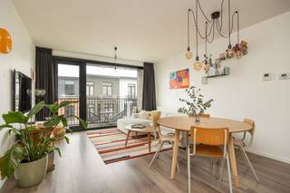 <p><span>Gezelligheid troef, hier in dit recent gebouwde, energiezuinige appartement in een rustige Borgerhoutse straat. Véél licht, een lichte laminaatvloer, een grote gemeenschappelijke tuin en een groot westelijk terras</span><span> waar je 's middags en 's avonds van de zon kunt genieten. Nood aan parkeerplaats? De ondergrondse autostaanplaats is optioneel te huur voor 100 euro/maand. </span></p><p><span> </span></p><p><span>In deze mooie, verzorgde nieuwbouwblok vind je hier op de vierde verdieping een pareltje van een appartement. Neem de lift of de trap en kom binnen in de leefruimte, waar je meteen de mooie laminaatvloer spot die doorloopt over het hele appartement. Jassen kan je weghangen in een nagenoeg onzichtbare ingemaakte vestiairekast.</span></p><p><span> </span></p><p><span>Living with a view</span></p><p><span>Van hieruit ga je richting de leefruimte: een superlichte plek met een ingebouwde keuken, waar het gezellig vertoeven is! Het grote raam geeft uit op een westelijk terras van wel 6m², met genoeg plaats om een tafel, stoelen én wat planten of kruiden te zetten. Bonus: je kijkt hier uit op de skyline van Borgerhout. Binnen is er voldoende plaats voor een toffe zithoek én eethoek.  De keuken zelf is tijdloos, met z’n witte frontjes en stijlvol composiet werkblad. Je hebt hier een elektrische kookplaat, dampkap, spoelbak, ingewerkte combi-oven, koelkast en vaatwasser.</span></p><p><span> </span></p><p><span>Weer in de hal, heb je een apart, betegeld gastentoilet met lavabo, een praktische berging met aansluiting voor je wasmachine en droogkast en een moderne betegelde badkamer, waar je een ruime inloopdouche vindt, net als een groot lavabomeubel met een spiegel, een handdoekenradiator en een ingemaakte kast. </span></p><p><span> </span></p><p><span>Achteraan rechts bevinden zich de twee slaapkamers, allebei op die mooie warme laminaatvloer, met veel licht. De master bedroom heeft nog een extra troef: de ruime stijlvolle kast die mee verhuurd zal worden. Tot slot kan je nog gebruik maken van een ruime kelderberging.</span></p><p><span> </span></p><p><span>Toffe centrale Borgerhoutse buurt</span></p><p><span>Het is hier in het centrum van Borgerhout fijn wonen, dankzij de toffe buurt én allerlei winkels net om de hoek: diverse supermarkten, bakker, beenhouwer en apotheek. Het gezellige heraangelegde Moorkensplein aan het districtshuis, maar ook de Dageraadplaats in Zurenborg bereik je snel op wandelafstand. Met de auto snel de Ring op, of met de velo, tram of fiets de stad in of uit, je hebt het hier voor het uitkiezen. Ook het station is slechts op vijf minuten fietsen.</span></p><p><span> </span></p><p><span> </span></p>