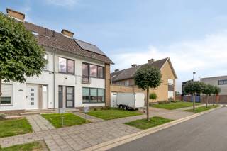 *** KIJKDAG zaterdag 12/09 tussen 10u - 12u *** OP AFSPRAAK ***
Deze instapklare woning is gunstig gelegen in Aalst en geniet van een vlotte bereikbaarheid, met warenhuizen, scholen, openbaar vervoer en het treinstation in de nabije omgeving.
De woning werd doorheen de jaren grondig gerenoveerd en is voorzien van hedendaags wooncomfort. Zo beschikt ze over een condensatieketel op aardgas, hoogrendementsbeglazing, dakisolatie en zonnepanelen. Bovendien is de elektrische installatie conform.
De indeling is als volgt:
Op het gelijkvloers bevinden zich de inkomhal met gastentoilet en een lichtrijke leefruimte met aansluitend een halfopen keuken.
De eerste verdieping omvat een nachthal, twee slaapkamers, een badkamer en een praktische wasruimte. De zolderverdieping werd volledig ingericht als ruime derde slaapkamer.
Buiten geniet u van een aangenaam terras en een gezellige tuin met veel privacy: de ideale plek om in alle rust te ontspannen.
Een instapklare en energiezuinige woning op een praktische locatie in Aalst!
Wenst u meer informatie of plant u graag een bezoek? Aarzel niet om ons te contacteren via Laurens@immoaccenta.be.