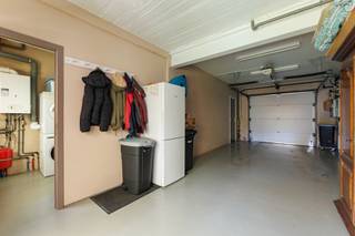 Deze solide en volledig instapklare woning in de Wenzel Cobergherstraat te Edegem werd in 2004 totaal gerenoveerd en beschikt over een praktische indeling, voldoende bergruimte en 4 slaapkamers.<br /><br />Op het gelijkvloers is er een grote inkomhal, ruime inpandige garage, wasruimte, terras en zuidgerichte tuin. De wasruimte kan eventueel mee geïntegreerd worden in de garage. Voor de woning is er een oprit met plaats voor 2 wagens.<br /><br />De eerste verdieping omvat de woonkamer, keuken en apart toilet. Op de tweede verdieping bevinden zich 3 slaapkamers, een badkamer met bad, douche en toilet. De derde verdieping heeft een nachthal en een vierde slaapkamer.<br /><br />De woning is gelegen in een rustige woonwijk in Edegem, met winkels, scholen, openbaar vervoer en verbindingswegen in de nabije omgeving.<br /><br />Troeven:<br />- Asbestveilig<br />- Geen renovatieplicht<br />- Solide betonconstructie<br />- Totaalrenovatie in 2004<br />- Ingebouwde kasten in de slaapkamers<br />- Oprit voor 2 wagens en inpandige garage<br />- Zuidgerichte tuin<br /><br />Kortom, een volledig instapklare woning gelegen in een populaire buurt van Edegem - must visit!<br /><br />Plan jouw bezoek in via jarno@groepvanhaute.be of 0492 83 88 19.