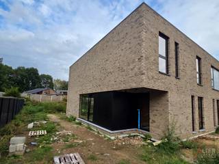 <strong>Moderne halfopen nieuwbouwwoning van circa 170 m² gelegen op een perceel van 3a 75ca.:</strong><br /><br />Deze woning maakt deel uit van een kleinschalig project van 2 woningen en wordt in deze advertentie volledig afgewerkt aangeboden.<br />Bij de volledige afwerking wordt de woning instapklaar opgeleverd, zodat u zonder grote zorgen kunt verhuizen naar uw nieuwe thuis.<br />De eigentijdse architectuur, grote raampartijen en praktische indeling zorgen voor een aangename en lichtrijke ervaring.<br />Dankzij de ligging aan de Kampstraat geniet u van een rustige woonomgeving, gecombineerd met een vlotte bereikbaarheid van het centrum van Genk en de omliggende gemeenten.<br /><br />Op het gelijkvloers beschikt de woning over een inkomhal met vestiaire, afzonderlijk toilet, berging, keuken, hobbyruimte (bureau) en een ruime leefruimte.<br />Vanuit de leefruimte is er rechtstreeks toegang tot het terras en de tuin.<br /><br />De verdieping omvat 3 slaapkamers, waarvan de master bedroom beschikt over een aansluitende dressing.<br />Verder zijn er een badkamer, afzonderlijk toilet en tweede berging voorzien.<br /><br />Optioneel kan de woning, tegen meerprijs, worden uitgerust met airconditioning, bestaande uit 5 binnenunits.<br /><br /><strong>Deze woning wordt eveneens aangeboden in casco+ staat, aan een gereduceerde prijs.<br />Bezoek onze website voor meer informatie of contacteer ons vrijblijvend op 011 53 35 53.</strong><br /><br /><strong>Extra troeven:</strong><br />+ Nieuwbouw HOB<br />+ Volledig afgewerkt en instapklaar of keuze voor casco+ en mogelijkheid tot persoonlijke afwerking<br />+ Lichtrijke leefruimtes dankzij de vele raampartijen<br />+ Energiezuinig wonen<br />+ Rustige, residentiële ligging<br /><br /><em>De getoonde digitale impressiebeelden zijn illustratief en niet bindend. </em>