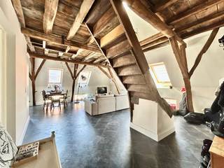 Een mega gezellige duplex, met 3 slaapkamers gelegen in het centrum van Mechelen, biedt een uitstekende ligging nabij openbaar vervoer, winkels...