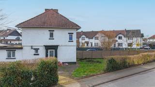 Bij ImmoFusion 7/7 “open huis” : klik op onze 3D-TOUR.<br />Ervaar vastgoed alsof je er zelf doorloopt!<br /><br />Steek de handen dan maar uit de mouwen en trek je werkbroek aan!<br /><br />Want, op Pastoor Paquaylaan 88 begin jij binnenkort misschien te bouwen aan een nieuwe, échte thuis. Op wandelafstand van het Sint-Franciscus ziekenhuis, ligt deze karaktervolle halfopen bebouwing. De woning dateert uit 1930 en heeft een grondige renovatie nodig. Met een totale bewoonbare <br />oppervlakte van 112m² is dit huis perfect geschikt voor handige Harry’s die graag de handen uit de mouwen willen steken en samen hun droomhuis willen realiseren. Bij het betreden van de woning word je verwelkomd in de knusse inkomhal, die je meteen introduceert aan de uitgestrekte leefruimte. Maar ook de ruimte verderop biedt veel mogelijkheden om de keuken van je dromen te creëren. Een aangrenzende berging zorgt voor extra gemak en comfort en wanneer je de hal oversteekt, komt er nog een extra bergruimte je tegemoet. Waar je de badkamer en het toilet treft. Op de bovenverdieping wacht er een aangename verrassing: drie slaapkamers waar de grote raampartijen je voorzien van veel daglicht én een gevoel van ruimte. Last but not least, kan je nog gebruikmaken van de uiterst praktische zolderruimte. Naast het prachtige huis zelf, biedt de omgeving van de Pastoor Paquaylaan 88 in Heusden-Zolder alles wat je nodig hebt. Op wandel- en fietsafstand vind je diverse winkels, supermarkten en andere essentiële voorzieningen. Daarnaast biedt Heusden-Zolder een uitgebreid aanbod aan scholen, zodat de kids dichtbij huis kunnen leren én opgroeien. <br /><br /><br />Pluspunten:<br />- Toplocatie!<br />- Centraal gelegen!<br />- Veel potentieel!<br />- Volledig omheind!<br />- Te renoveren naar eigen smaak en budget!<br /><br />Voor een bezichtiging ter plaatse of meer info, bel ons op 078/78.78.70, of kom gewoon binnen op ons kantoor, steeds welkom