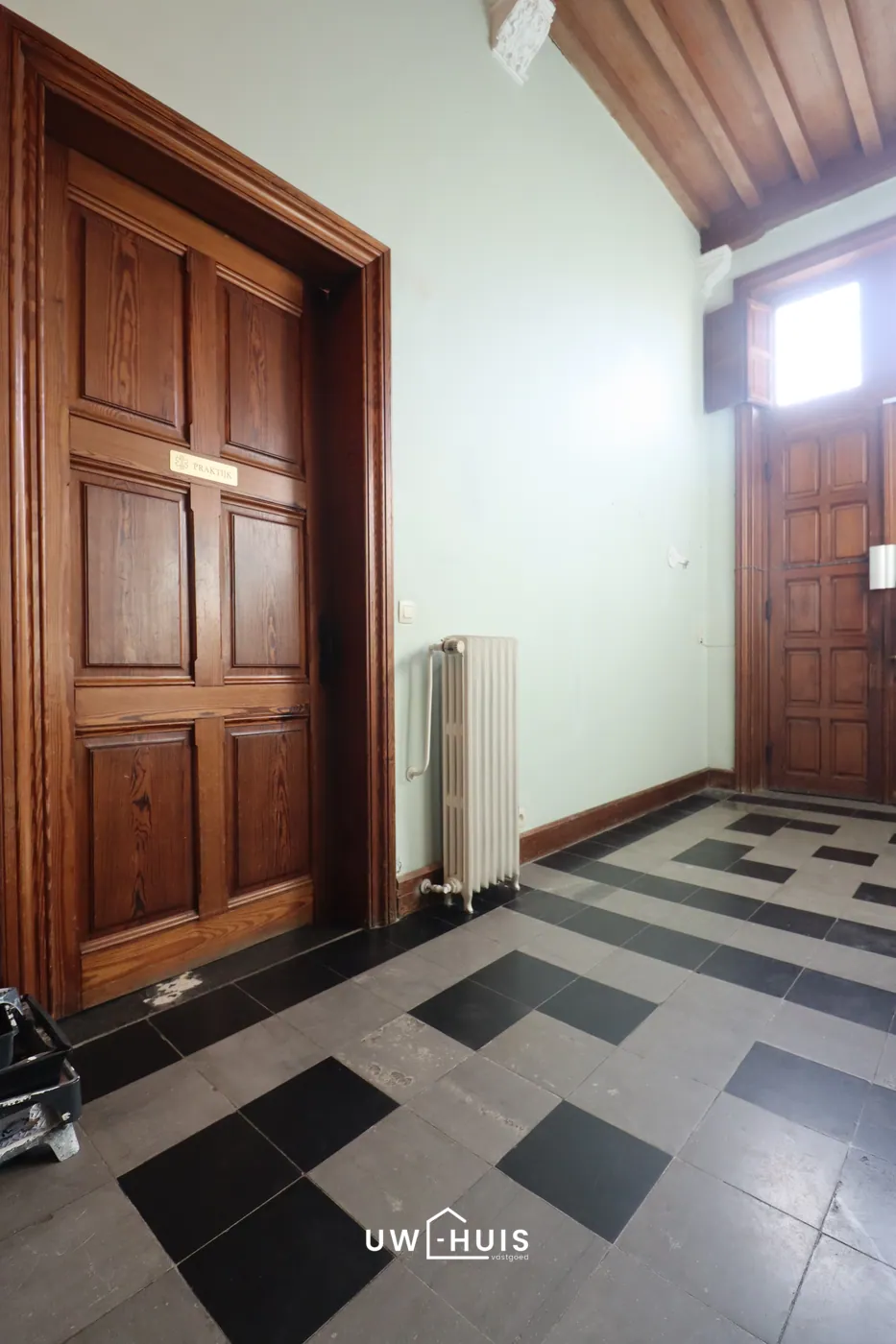 Karaktervolle gezinswoning met 4 slaapkamers, oprit én tuin met bijgebouwen  - foto 4