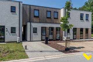 <p>Instapklare nieuwbouwwoning in rustige, kindvriendelijke straat</p>
<p>Welkom in deze recente en energiezuinige nieuwbouwwoning, gebouwd in 2024 en gelegen in de Sint-Gerardusstraat te Geel. Deze strakke woning combineert modern wooncomfort met een rustige ligging in een doodlopende straat, waardoor ze bijzonder aantrekkelijk is voor jonge gezinnen.</p>
<p>Bij het betreden van de woning valt meteen de gezellige en lichtrijke leefruimte op, die naadloos aansluit op de moderne keuken en de aangename tuin. De volledig afgesloten tuin biedt de ideale plek om in alle privacy te genieten van het buitenleven, terwijl kinderen er veilig kunnen spelen.</p>
<p>Dankzij de recente bouw voldoet de woning aan de hedendaagse normen inzake comfort, energiezuinigheid en duurzaamheid. De praktische indeling en kwalitatieve afwerking zorgen ervoor dat u hier zonder zorgen onmiddellijk uw intrek kunt nemen.</p>
<p>De ligging vormt een absolute meerwaarde. In deze rustige, doodlopende straat geniet u van een veilige woonomgeving met weinig verkeer, terwijl scholen, winkels, openbaar vervoer en belangrijke verbindingswegen zich op korte afstand bevinden.</p>
<p>Bent u op zoek naar een recente woning waar comfort, rust en gezinsvriendelijk wonen centraal staan? Dan is deze eigendom zeker een bezoek waard.</p>