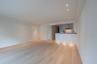 Prachtig instapklaar, lichtrijk en ruim appartement centraal gelegen op de Lippenslaan te Knokke-Heist. Op wandelafstand van de Zeedijk en het Van Bunnenplein. <br /><br />Indeling van het appartement: inkom, ingerichte open keuken, ruime, lichtrijke woonkamer, 2 volwaardige slaapkamers waarvan de masterbedroom een badkamer heeft met ligbad en lavabomeubel, Tweede badkamer in slaapkamer 2 met inloopdouche en lavabomeubel, afzonderlijk gastentoilet, berging met plaats voor was-en droogkast. Terras achteraan aan het appartement. <br /><br />Het appartement is kwalitatief afgewerkt:<br />- Badkamers met axor inbouwkraanwerk, volle beuktabletten en Marokkaanse zelliges.<br />- Nieuw parket met brede planken (Zwitserse makelij).<br />- Het pleisterwerk is opnieuw geschilderd.<br />- Dimbare verlichting met centrale sturing voor sferen met alles uit knop verhogen het comfort. Ook alle drukknoppen en stopcontacten zijn nieuw. <br /><br />Dit is de ideale investering aan de kust (verhuur, tweedeverblijf). Het appartement heeft een gunstig EPC-attest (A-LABEL) en voldoet aan de energiedoelstelling van 2050.  <br /><br />In het gebouw is er een gemeenschappelijke fietsenberging en een privatieve kelderberging aanwezig. In de kelderberging is er licht en een stopcontact aanwezig. <br /><br />Wacht niet langer en plan meteen uw bezoek in. Bezoek enkel op afspraak. Ref: A1008C