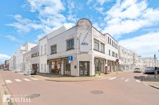 Gelegen in het centrum van Sint-Niklaas en op wandelafstand van het station biedt dit polyvalente handelspand een uitstekende opportuniteit voor ondernemers, zelfstandigen, vrije beroepen en investeerders die op zoek zijn naar een commerciële ruimte met tal van mogelijkheden Dankzij de flexibele indeling leent het pand zich perfect voor uiteenlopende activiteiten zoals een winkel, een showroom, kantoor, praktijkruimte of dienstverlenende onderneming. Het pand geniet een goede zichtbaarheid en bereikbaarheid en biedt u een toonzaal, meerdere vergader- en kantoorruimtes, een keuken, sanitaire voorzieningen, een grote garage/magazijn en een dakterras. Op wandelafstand van de Grote Markt en in de nabijheid van scholen, winkels en horeca. Goede verbinding naar E17 en N70. Kortom, een unieke kans om uw ondernemingsplannen vorm te geven op een locatie waar zichtbaarheid, flexibiliteit en groeipotentieel samenkomen. Aarzel dus niet en boek vandaag nog uw afspraak zodat u ter plaatse de mogelijkheden van dit pand kan ontdekken.