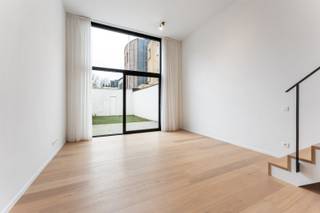 Bijzonder goed gelegen villa-appartement met hoogwaardige afwerking, vlakbij de Leopoldskazerne in Gent. Dit schitterend appartement van 166m² speelt met zijn ruimtes en geeft een waar townhouse gevoel. Het appartement omvat inkom met toilet, leefruimte in parket met salon en eetplaats, open, volledig ingerichte keuken, voorzien van alle toestellen en eiland, ruim zonneterras en stadstuin, wasplaats/berging, 3 slaapkamers en 2 luxe-badkamers (1 met ligbad, inloopdouche en lavabomeubel en 1 met douche en lavabomeubel.<br />Bij het appartement behoort een kelderruimte met rechtstreekse toegang.<br />De hoge raampartij in de achtergevel laat royaal het licht binnen en geeft uit op een zonnige buitenruimte in een oase van rust.<br />Laag energieverbruik (EPC-score 135) door de combinatie van nieuw raamwerk met hoogrendementsglas en nieuwe condensatieketel op aardgas.<br />Goede verbindingen naar openbaar vervoer, stadscentrum, winkels en ontspanning, verbindingswegen,... <br />Vrij: 01/02/2025<br />Huurprijs: € 185,00 + € 75,00 gemeenschappelijke kosten.<br />Bel voor een bezoek Ulrik Willems: 0495/93.38.35.