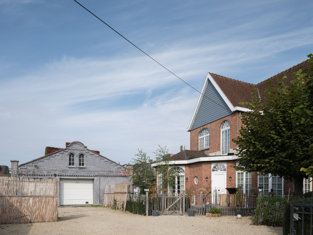 Sint-Amandsberg. Op te frissen directeurswoning met bijhorend magazijn en afzonderlijke loft op een boogscheut van het centrum van Gent. - foto 1