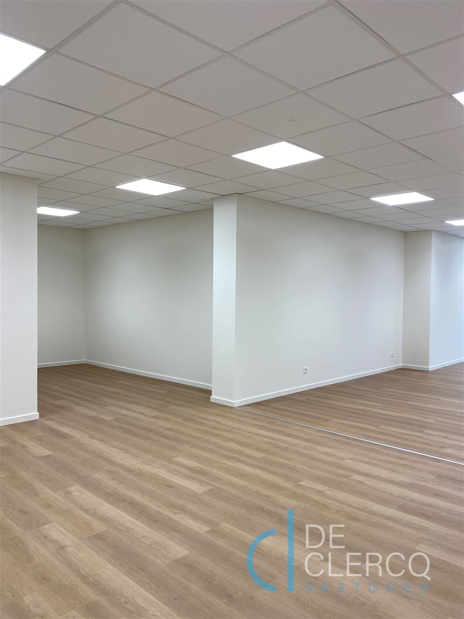 Nieuw, ruim handelspand te huur in centrum Lochristi!  - foto 4