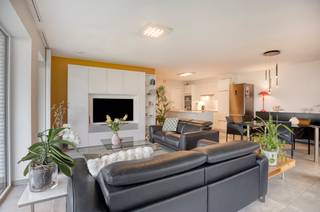 In de Lejeunelaan te Koksijde vindt u dit ruime gelijkvloers appartement (97 m²) te koop met een groot zongericht terras (27 m²) en tuin...