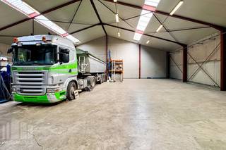 <strong>Bedrijfsterrein van 2.255 m² </strong>te koop in de industriezone van Puurs-Sint-Amands, ideaal gelegen nabij N16 en A12 met snelle verbindingen naar Antwerpen, Mechelen en Brussel.<br />Op dit <strong>volledig omheind terrein</strong> worden vandaag<strong> </strong>een loods en een gezinswoning aangeboden.<br /><br />De <strong>loods</strong>, gebouwd in 1995, beschikt over een bruikbare vloeroppervlakte van<strong> </strong>+/- 400 m² en biedt een vrije hoogte van 5 meter met een nokhoogte van 7,70 meter. Deze is o.a. uitgerust met twee grote sectionale poorten (5 m H x 5 m B), verlichting, sanitair blok, laadvoorziening voor elektrische voertuigen en een regenwaterput van 10.000 liter met pomp.<br /><br />De <strong>woning</strong>, gebouwd in 2001, heeft een bewoonbare oppervlakte van +/- 165 m² en is bijzonder verzorgd en instapklaar. Op het gelijkvloers bevindt zich een inkomhal met apart gastentoilet, leefruimte met eetkamer en open keuken met aansluitende berging. De bovenverdieping telt drie slaapkamers, extra berging, badkamer en een tweede apart toilet. De woning is hiernaast uitgerust met o.a. aluminium schrijnwerk (dubbele beglazing), aangelegde tuin met een terras van +/- 40 m², PV-installatie met 24 zonnepanelen (geplaatst in 2018), vernieuwde centrale verwarming op aardgas en onderging recente vernieuwingen waaronder een nieuwe parketvloer in de leefruimte, schilderwerken en volledig vernieuwde keuken.<br /><br />De ruime inrit biedt voldoende manoeuvreerruimte en parkeergelegenheid voor personeel en/of bezoekers. <br /><strong>Gelegen in gebied voor milieubelastende industrie</strong> en bijgevolg zeer polyvalent wat mogelijkheden en activiteit(en) betreft.<br /><br /><strong>Unieke kans in de omgeving!</strong><br /><br />Contacteer <strong>PANORAMA B2B </strong>voor meer informatie, plannen of een vrijblijvend plaatsbezoek via <strong>0477 07 30 30</strong>.